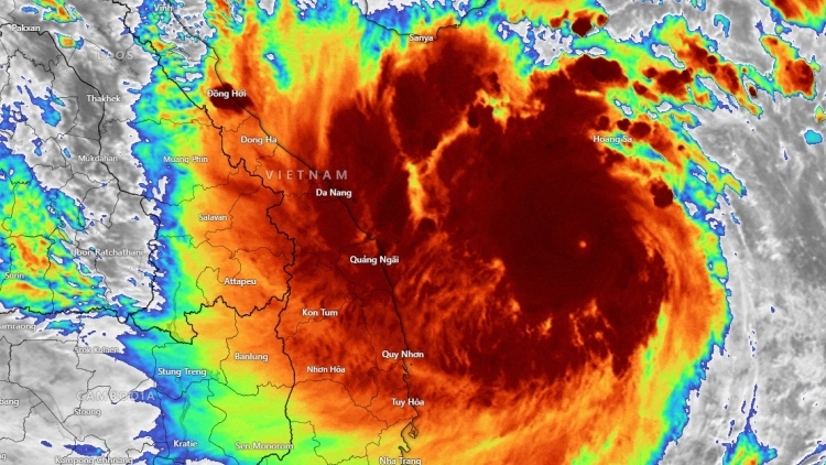 Noru heads toward central Vietnam, rain starts to fall